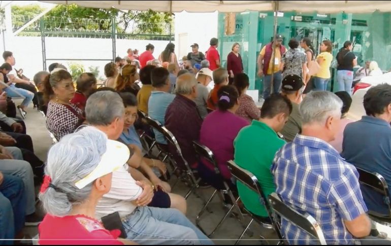 Usuarios del Banco del Bienestar de la sucursal del Centro de Guadalajara hacen largas filas para retirar su dinero de los cajeros automáticos. ESPECIAL