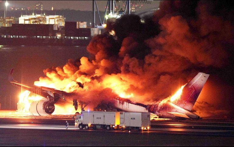 El accidente obligó al aeropuerto de Haneda a cerrar sus cuatro pistas mientras prosiguen las investigaciones. EFE/EPA/JIJI PRESS JAPAN