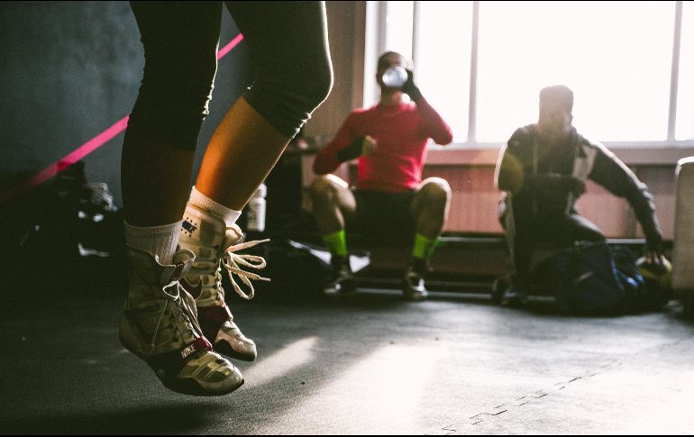 Iniciar una rutina de ejercicio en el gimnasio es una excelente decisión para mejorar la salud y el bienestar general. /Unsplash
