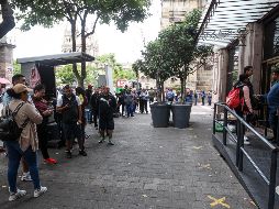 Los usuarios pidieron que las autoridades ampliarán el número de cajas para ser atendidos, ya que no daba a basto para agilizar la atención. EL INFORMADOR / H. Figueroa