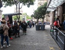 Los usuarios pidieron que las autoridades ampliarán el número de cajas para ser atendidos, ya que no daba a basto para agilizar la atención. EL INFORMADOR / H. Figueroa