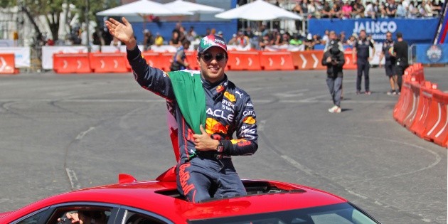 Checo P&eacute;rez: Pilotos se ofrecieron a correr gratis en el lugar del mexicano