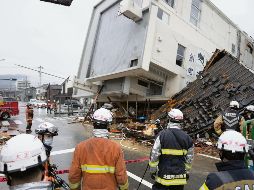Rescatistas inspeccionan un edificio derrumbado en Wajima, Prefectura de Ishikawa. EFE