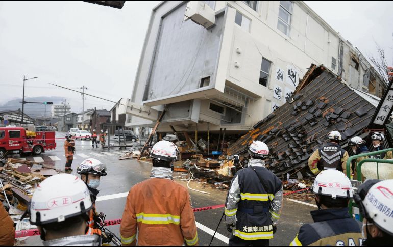 Rescatistas inspeccionan un edificio derrumbado en Wajima, Prefectura de Ishikawa. EFE