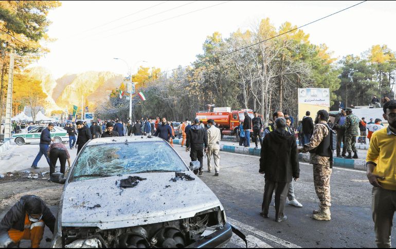 Vehículos dañados tras explosiones en una ceremonia conmemorativa junto a la tumba del general iraní Qasem Soleimani. EFE