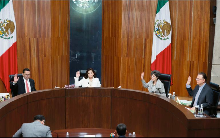 Mónica Soto (centro), presidenta del Tribunal Electoral del Poder Judicial de la Federación, encabeza la ceremonia cívica y la primera sesión del año. EL UNIVERSAL
