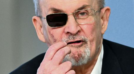 Como consecuencia del ataque, el escritor perdió la vista del ojo derecho. AFP