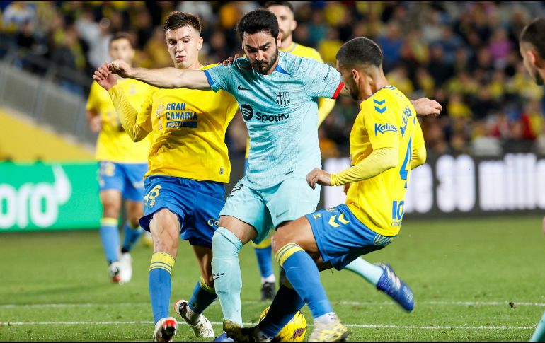 Ilkay Gundogan (centro) recibió la falta en el área en los minutos finales que le dio el penal del triunfo al Barcelona, el cual fue ejecutado por el propio alemán. EFE/Q. Curbelo