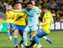 Ilkay Gundogan (centro) recibió la falta en el área en los minutos finales que le dio el penal del triunfo al Barcelona, el cual fue ejecutado por el propio alemán. EFE/Q. Curbelo