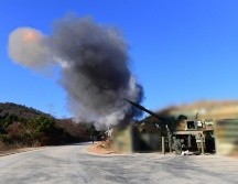 El ejército surcoreano respondió con fuego real a los ensayos de artillería realizados poco antes por Corea del Norte en el Mar Amarillo que llevaron a Seúl a ordenar la evacuación de dos de sus islas fronterizas. EFE/Ministerio De Defensa De La República De Corea