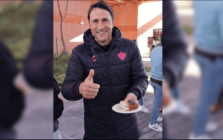 El timonel ibérico tuvo a bien sacar el “monito” de la rosca de reyes. ESPECIAL