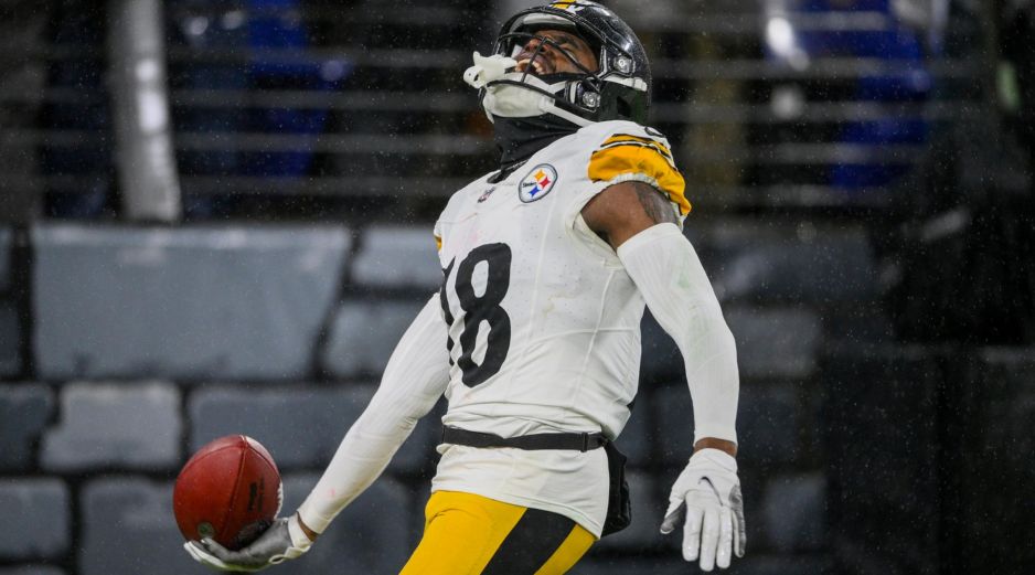 Diontae Johnson anota luego de una larga recepción y carrera contra los Baltimore. Ahora los Steelers esperan una combinación de resultados para llegar a los playoffs. AP/N. Wass