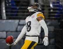 Diontae Johnson anota luego de una larga recepción y carrera contra los Baltimore. Ahora los Steelers esperan una combinación de resultados para llegar a los playoffs. AP/N. Wass