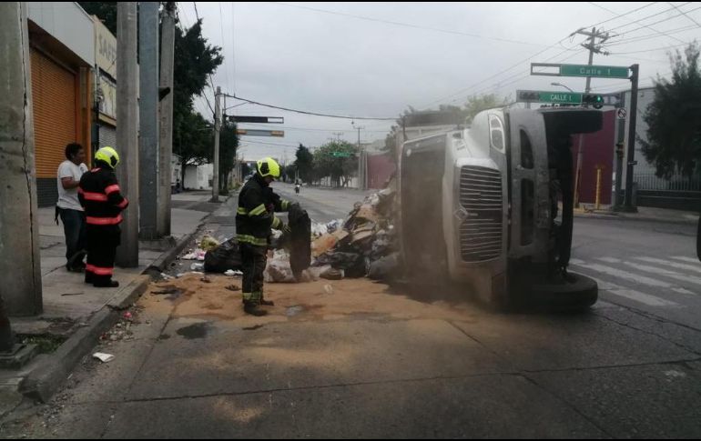 El conductor del camión accidentado resultó ileso. Fue valorado en el sitio por personal de la Cruz Roja Mexicana sin requerir traslado. ESPECIAL / PC Y BOMBEROS GDL
