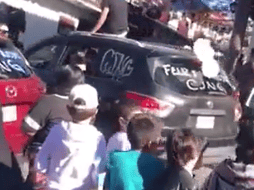 Se compartió un video en el cual se observa a al menos cuatro vehículos con las iniciales del Cartel Nueva Generación deseando a las y los pobladores un “Feliz Día de Reyes”. ESPECIAL.