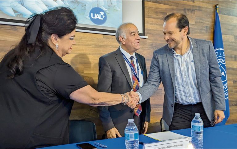 Firma del convenio entre la Universidad América Latina y la agencia Icon Health Services. CORTESÍA