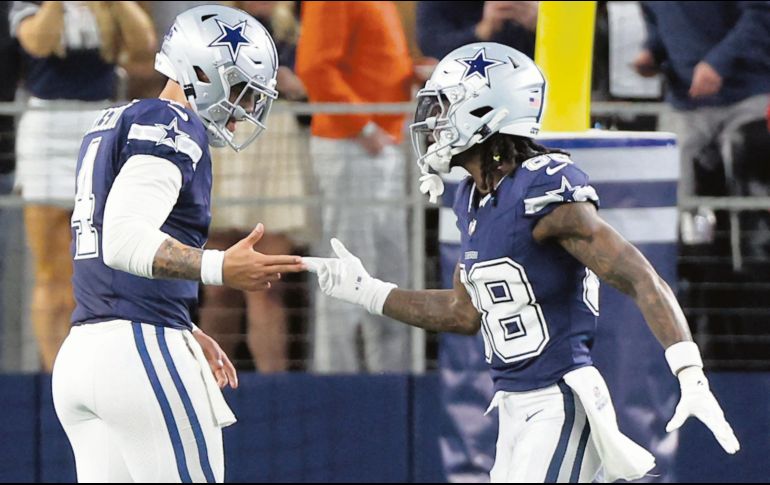 Dak Prescott (izq.) y CeeDee Lamb (der.) se conectaron ayer para dos anotaciones. AFP