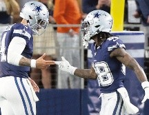 Dak Prescott (izq.) y CeeDee Lamb (der.) se conectaron ayer para dos anotaciones. AFP