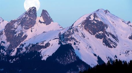Por ejemplo, el emblemático pico de la Virgen (Jungfrau), en los Alpes Berneses, ha bajado ocho metros en las últimas seis décadas. EFE / ARCHIVO