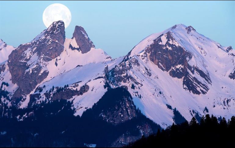 Por ejemplo, el emblemático pico de la Virgen (Jungfrau), en los Alpes Berneses, ha bajado ocho metros en las últimas seis décadas. EFE / ARCHIVO