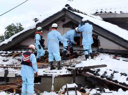 Los equipos de rescate continuaban hoy las labores de búsqueda de víctimas por el sismo en estas condiciones meteorológicas adversas. EFE