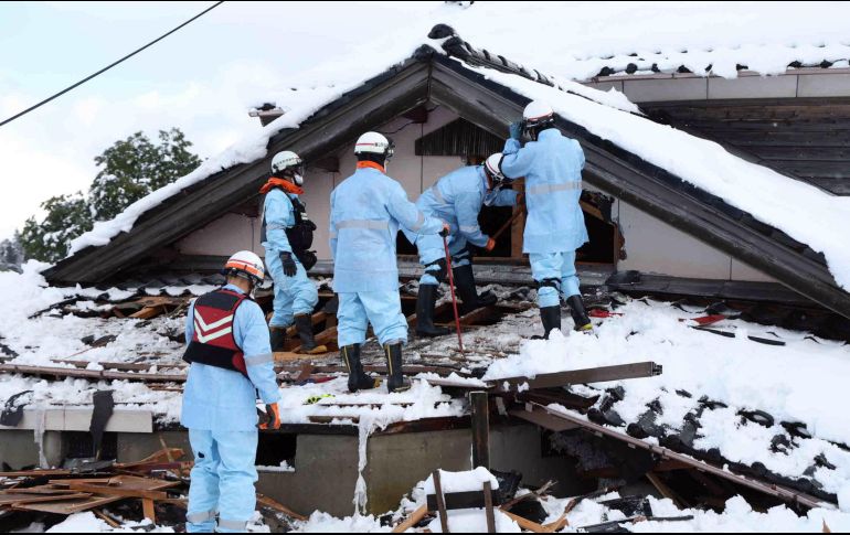 Los equipos de rescate continuaban hoy las labores de búsqueda de víctimas por el sismo en estas condiciones meteorológicas adversas. EFE