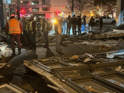 Restos del edificio quedaron esparcidos por la calle y sobre los vehículos estacionados. X/@FortWorthFire