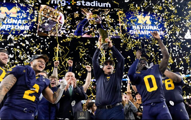 Jim Harbaugh (con el trofeo) logró el objetivo que se trazó al haber regresado a su alma mater en 2015. AP/D. Phillip