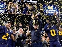 Jim Harbaugh (con el trofeo) logró el objetivo que se trazó al haber regresado a su alma mater en 2015. AP/D. Phillip