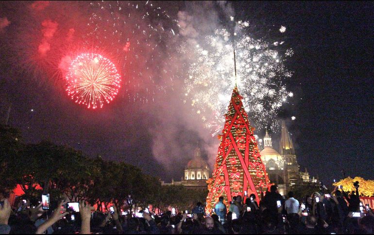 El ejecutivo estatal recordó que el festival se llevó a cabo del 7 de diciembre de 2023 al 6 de enero de 2024, en el Centro Histórico de Guadalajara, el Parque Luis Quintanar, y por primera vez en los Pueblos Mágicos de la entidad; logrando sumar 4.7 millones de visitantes. EL INFORMADOR / ARCHIVO