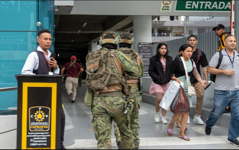 Ecuador vive momentos de gran tensión tras la incursión de un comando armado en TC Televisión. EFE/ M. Torres
