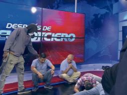 En la emisión en directo, que se mantuvo por al menos 15 minutos, se veía a los atacantes ordenar a algunos comunicadores que se tiraran al piso. AP