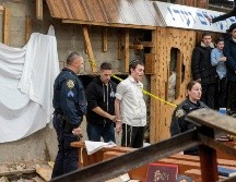 Agentes del Departamento de Policía de Nueva York arrestan a un estudiante judío jasídico luego de que fue sacado de una grieta en el muro de una sinagoga que conduce a un túnel excavado por estudiantes. AP / B. Schaff