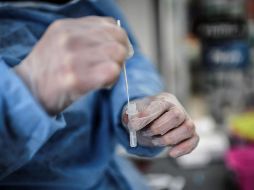 La Organización Mundial de la Salud advierte que en el mes de diciembre se registró un aumento del 42% en las hospitalizaciones globales y del 68% en los ingresos en cuidados intensivos por COVID-19. AFP / ARCHIVO