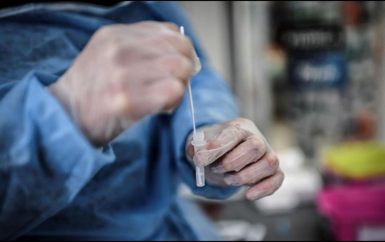 La Organización Mundial de la Salud advierte que en el mes de diciembre se registró un aumento del 42% en las hospitalizaciones globales y del 68% en los ingresos en cuidados intensivos por COVID-19. AFP / ARCHIVO
