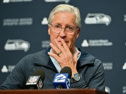 Pete Carroll no pudo evitar soltar unas lágrimas en la rueda de prensa en la que se despedía como entrenador de los Seahawks. AFP/A. Jenner