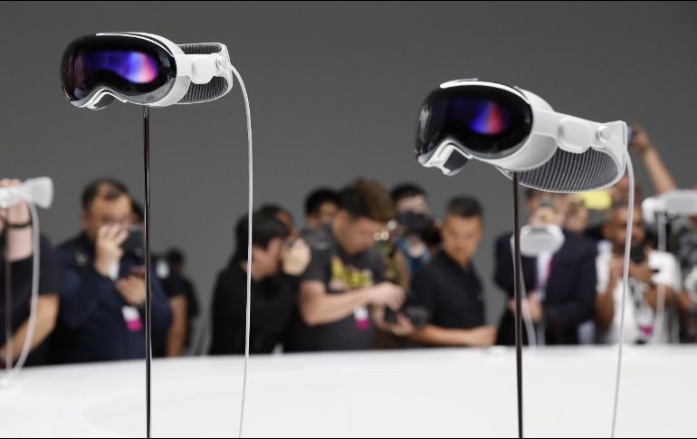 Los Apple Vision Pro prometen una experiencia inmersiva en videojuegos, paisajes y películas. EFE/J. Mabanglo