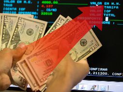 El dólar se aprecia en el mercado, el superpeso se aleja. EFE / ARCHIVO