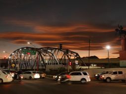 A veces, como ocurrió ayer en la CDMX, estas nubes lenticulares toman un color rojizo debido a que aparecen justo en línea con el atardecer. SUN / J. C. Williams