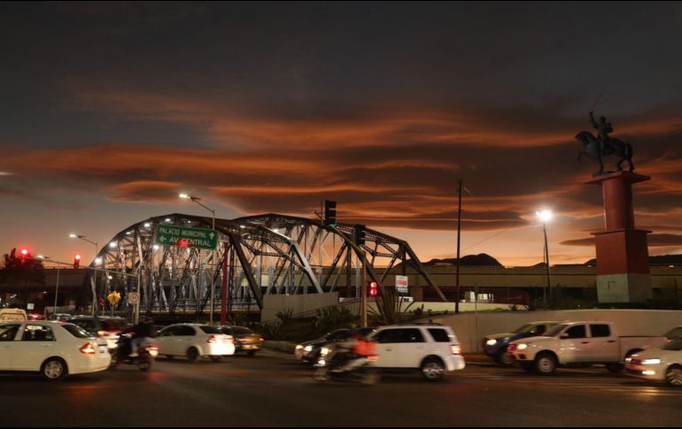 A veces, como ocurrió ayer en la CDMX, estas nubes lenticulares toman un color rojizo debido a que aparecen justo en línea con el atardecer. SUN / J. C. Williams