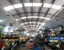 De acuerdo con diferentes locatarios, el precio promedio de un mandado de fruta y verdura para una familia de dos adultos y dos niños, que rinda para una semana, tiene un costo aproximado de 700 pesos. EL INFORMADOR / H. Figueroa