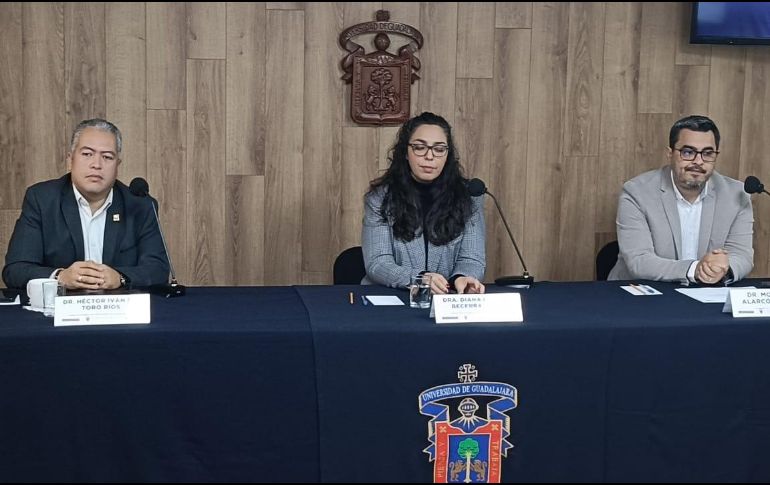 Becerra Peña recomendó usar responsablemente las tarjetas de crédito, liquidar deudas y evitar nuevos endeudamientos. EL INFORMADOR/J.VELAZCO