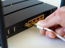 Se debe considerar la distancia con otros dispositivos en la habitación, ya que la proximidad a otros aparatos inalámbricos o electrodomésticos puede causar interferencias y afectar la calidad de la conexión a Internet. Pixabay