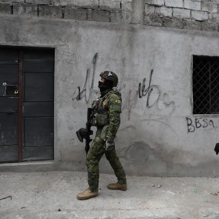 Liberan a 41 funcionarios de prisiones y 136 siguen de rehenes en cárceles de Ecuador