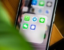 Cualquier persona puede ser víctima de estos estafadores que operan a través de WhatsApp. Unsplash.