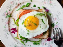 Se recomienda que el desayuno incluya alimentos ricos en proteínas, carbohidratos complejos y fibra. UNSPLASH/Joseph Gonzalez