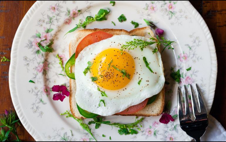 Se recomienda que el desayuno incluya alimentos ricos en proteínas, carbohidratos complejos y fibra. UNSPLASH/Joseph Gonzalez