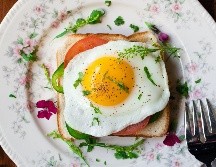 Se recomienda que el desayuno incluya alimentos ricos en proteínas, carbohidratos complejos y fibra. UNSPLASH/Joseph Gonzalez