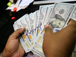 De acuerdo con un reporte del medio Bloomberg, el dólar comenzó la jornada de hoy por debajo de los 17 pesos. AFP / ARCHIVO