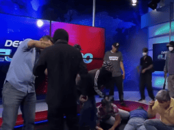 El sonidista del canal TC Televisión de Ecuador cerró todos los micrófonos y evitó que el grupo de hombres, que irrumpió en el lugar con armas, difundiera un mensaje. YOUTUBE / ECUADOR STAR